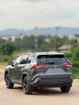 Toyota RAV4 XLE 2021 Gray