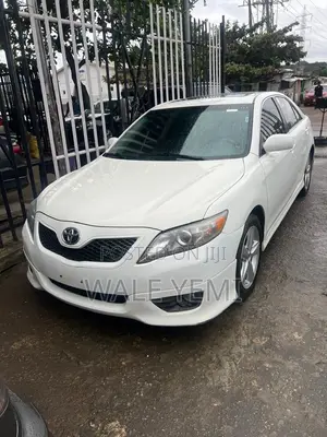Toyota Camry SE V6 4dr Sedan (3.5L 6cyl 6A) 2011 White