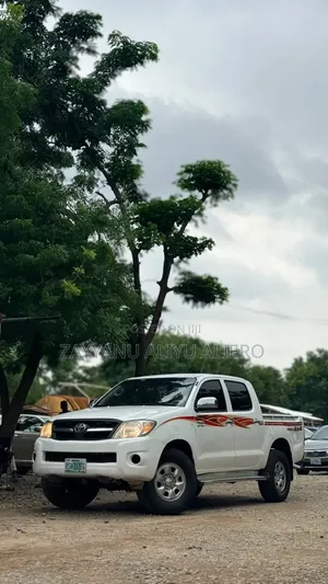 Toyota Hilux 2010 White