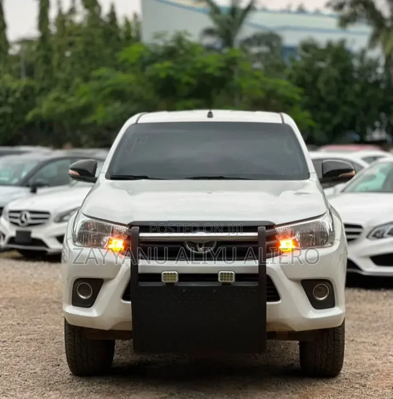 Toyota Hilux 2019 White