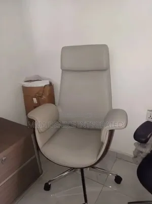 Luxury Cream Executive Office Chair – High Back