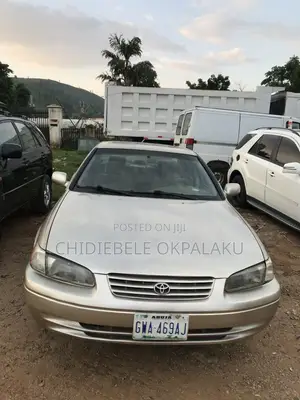 Toyota Camry 2000 Gold