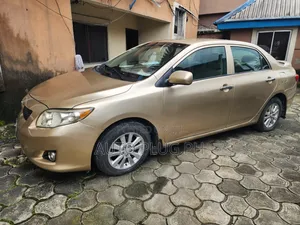 Toyota Corolla LE 4dr Sedan (1.8L 4cyl 4A) 2010 Gold