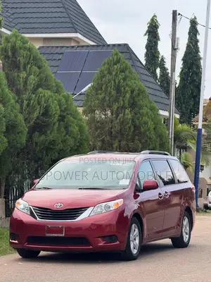 Toyota Sienna 2014 Red