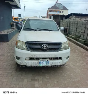 Toyota Hilux 2010 White