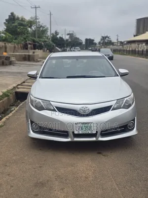 Toyota Camry SE V6 4dr Sedan (3.5L 6cyl 6A) 2013 Silver