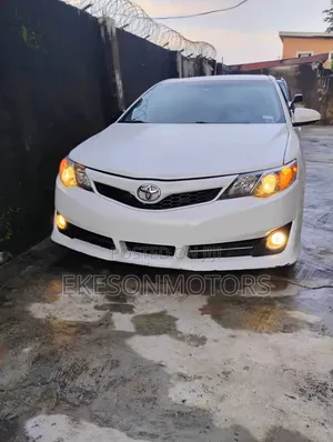 Toyota Camry SE 4dr Sedan (2.5L 4cyl 6A) 2013 White