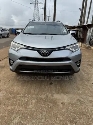Toyota RAV4 XLE 4dr SUV (2.5L 4cyl 6A) 2018 Silver