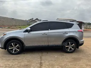 Toyota RAV4 XLE 4dr SUV (2.5L 4cyl 6A) 2018 Silver