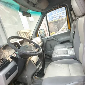 Volkswagen LT 2000 Yellow