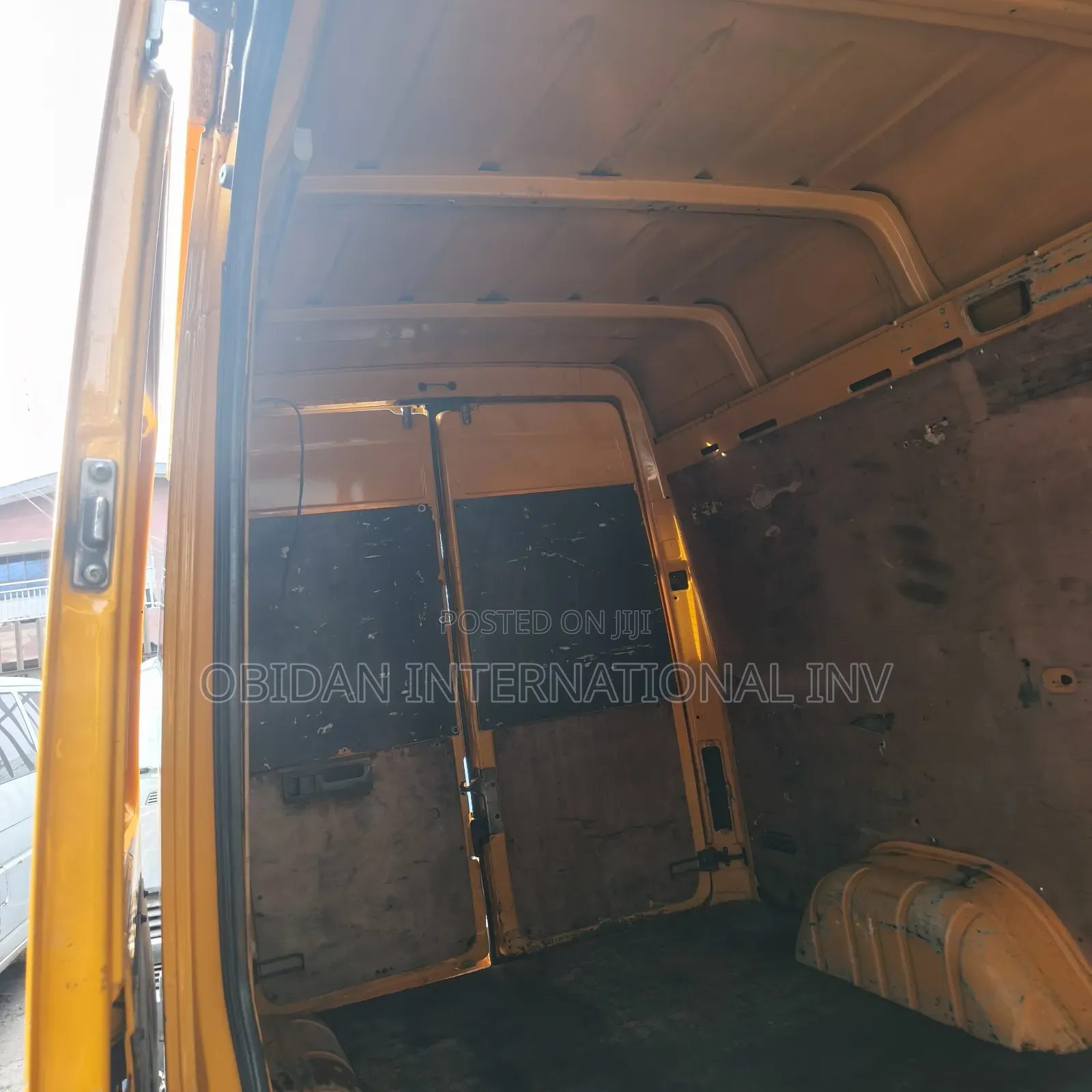 Volkswagen LT 2000 Yellow