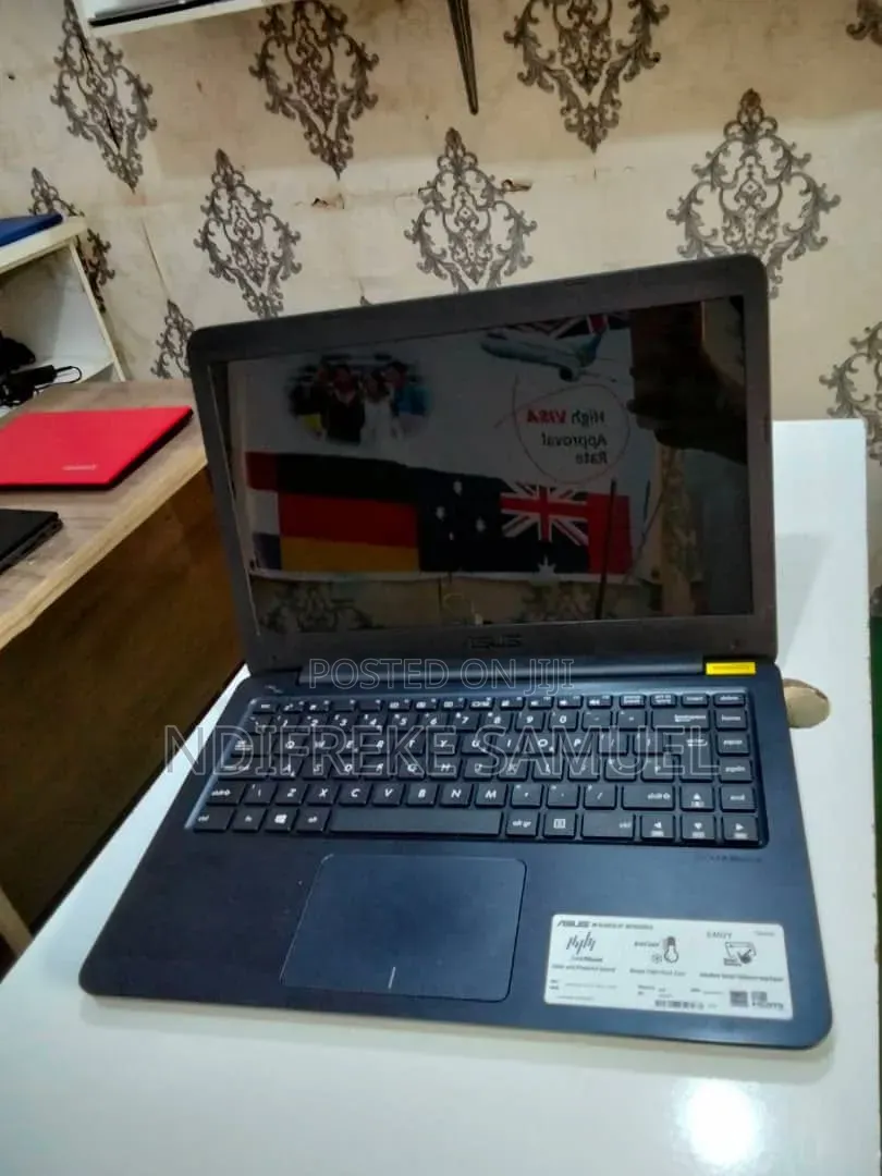 Laptop Dell Latitude 7400 4GB Intel Core i3 SSD 72GB