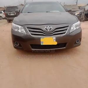 Toyota Camry XLE 4dr Sedan (2.5L 4cyl 6A) 2011 Gray