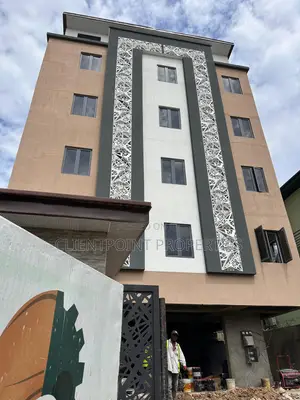 3bdrm Apartment in Queens Street, Alagomeji for rent