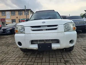 Nissan DoubleCab 2010 White