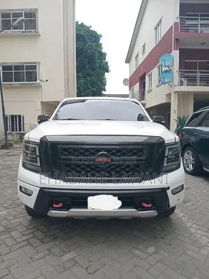 Nissan Titan 2022 White