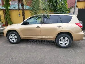 Toyota RAV4 2010 Gold