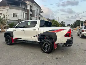 New Toyota Hilux 2025 Off white