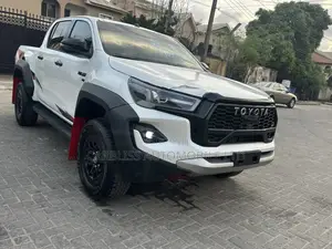 New Toyota Hilux 2025 Off white