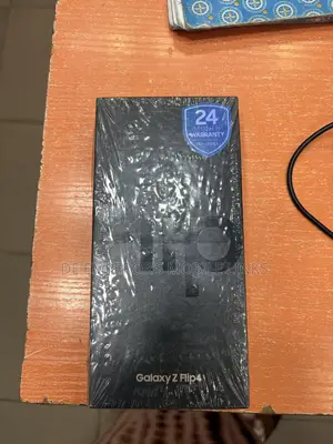 New Samsung Galaxy Z Flip4 256 GB Gold