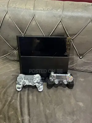 Ps4 Fat 500GB / 2 Pads / 8 Games