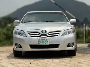 Toyota Camry Base 4dr Sedan (2.5L 4cyl 6M) 2010 Silver