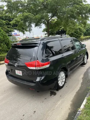 Toyota Sienna XLE 8 Passenger 2011 Silver