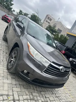 Toyota Highlander XLE 4x4 V6 (3.5L 6cyl 8A) 2017 Brown
