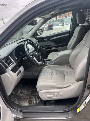 Toyota Highlander XLE 4x4 V6 (3.5L 6cyl 8A) 2017 Brown