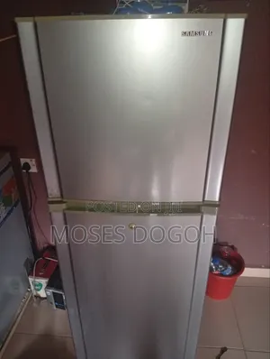 200Litres Samsung Fridge With Top Freezer for Sale
