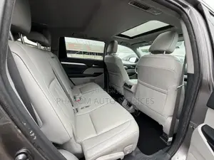 Toyota Highlander XLE 4x4 V6 (3.5L 6cyl 8A) 2018 Gray
