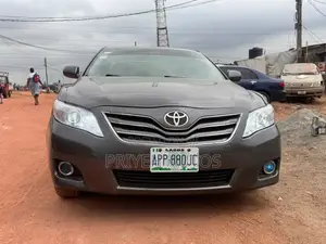 Toyota Camry XLE 4dr Sedan (2.5L 4cyl 6AM) 2010 Gray