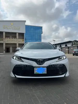 Toyota Camry SE FWD (2.5L 4cyl 8AM) 2018 White
