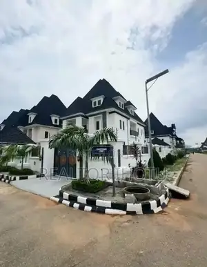 6bdrm Duplex in 📍 Efab Metropolis, Bunkoro for sale