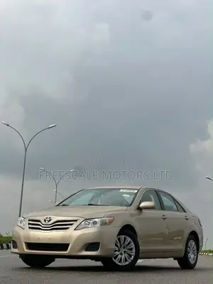 Toyota Camry LE 4dr Sedan (2.5L 4cyl 6AM) 2010 Gold