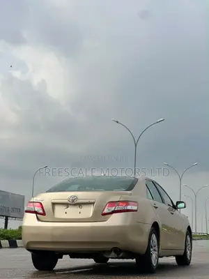 Toyota Camry LE 4dr Sedan (2.5L 4cyl 6AM) 2010 Gold