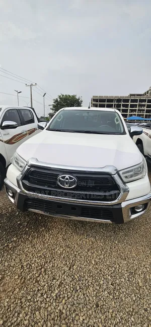 Toyota Hilux 2022 White