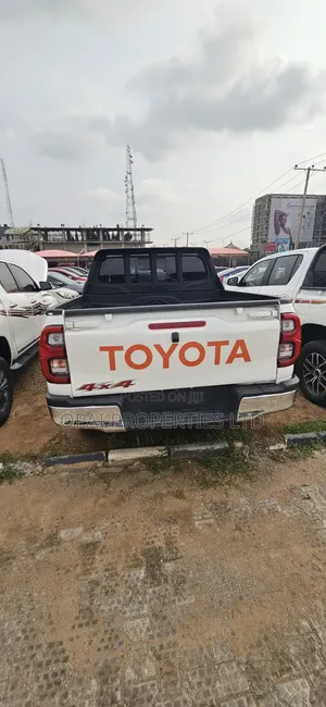 Toyota Hilux 2022 White