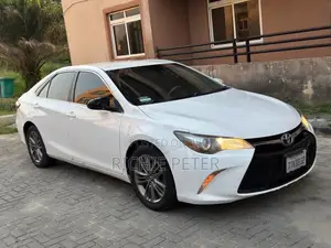 Toyota Camry SE 4dr Sedan (2.5L 4cyl 6A) 2017 White