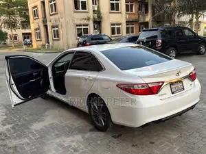 Toyota Camry SE 4dr Sedan (2.5L 4cyl 6A) 2017 White