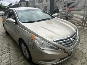 Hyundai Sonata Limited 2.0T w/17" Wheels (2.0L 4cyl 6A) 2011 Gold