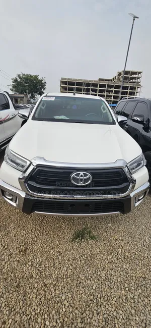Toyota Hilux 2023 White