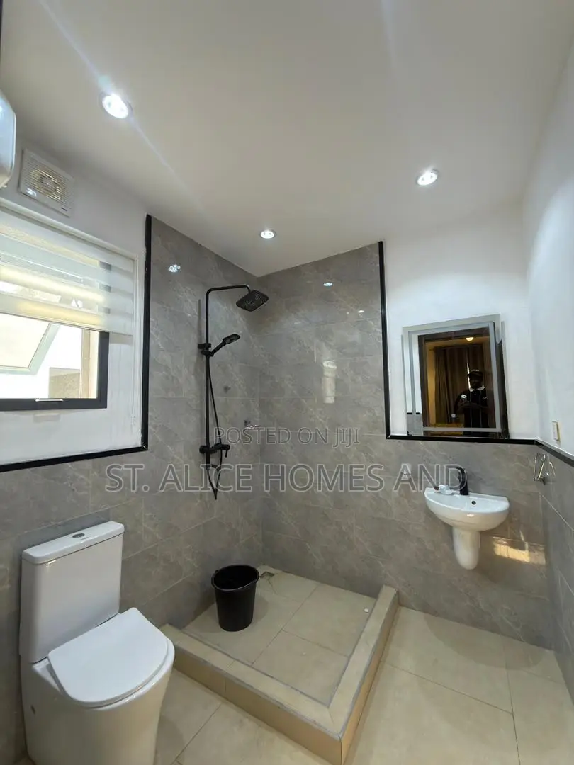 2 Bedroom With PS5