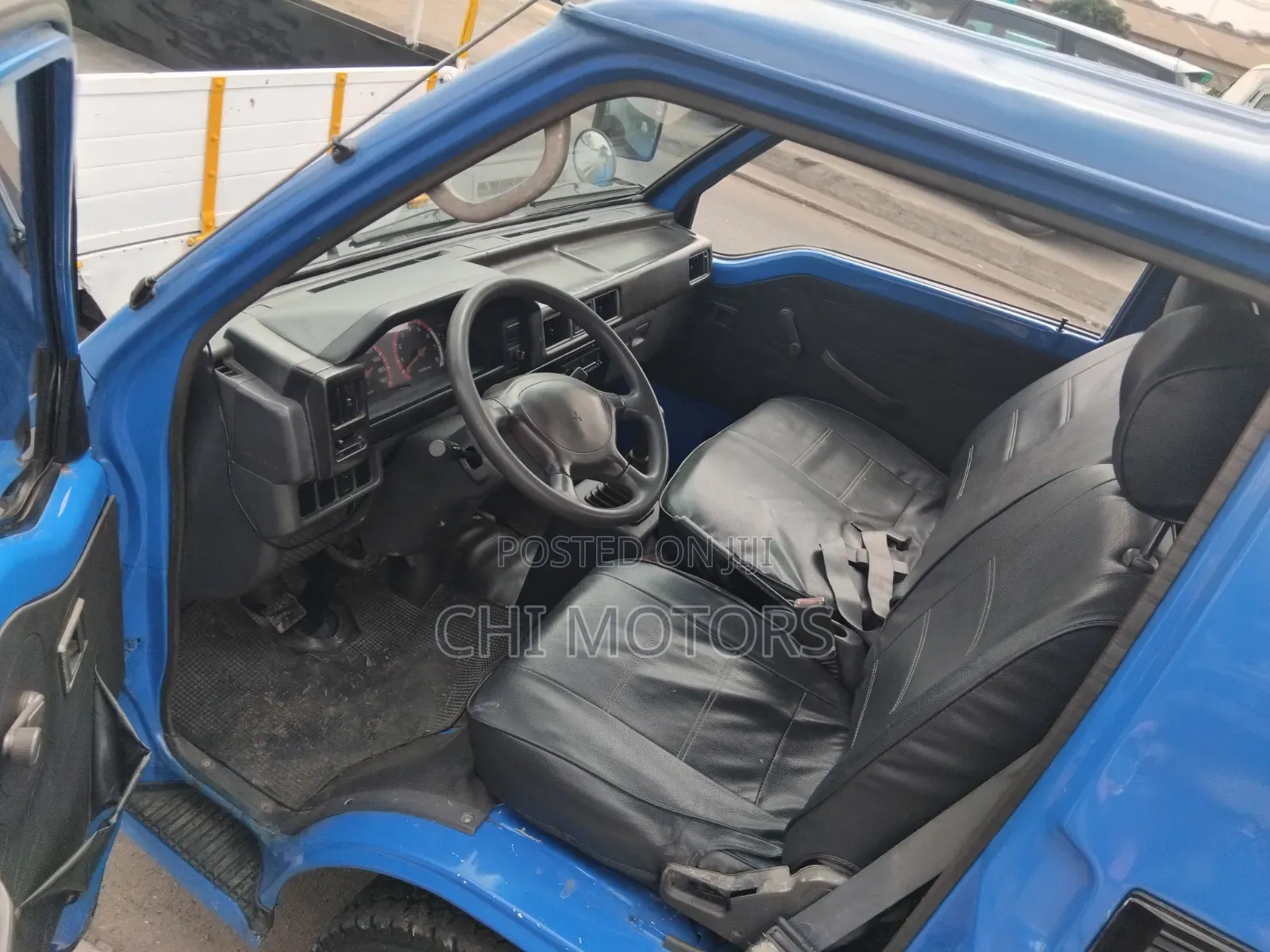 Mitsubishi L300 2005 Blue
