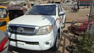 Toyota Hilux SR 4x4 2013 White