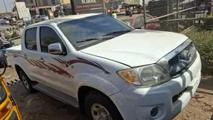 Toyota Hilux SR 4x4 2013 White