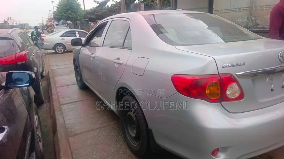 Toyota Corolla 2010 Silver