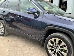 Toyota RAV4 XLE AWD 2020 Blue
