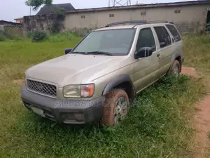 Nissan Pathfinder 2002 Gold