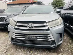 Toyota Highlander XLE 4dr SUV (3.5L 6cyl 6A) 2014 Silver